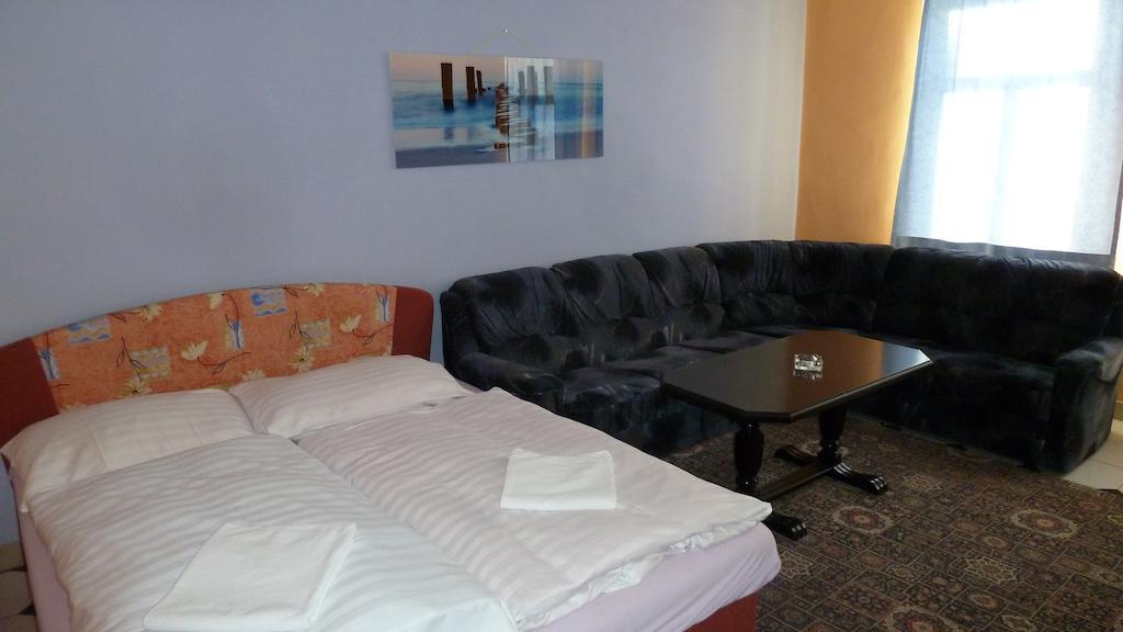 Penzion Holiday Mariánské Lázně Exterior foto